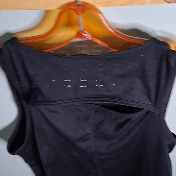 Elegant Black Sleeveless Tank Top - Picture 7 of 10